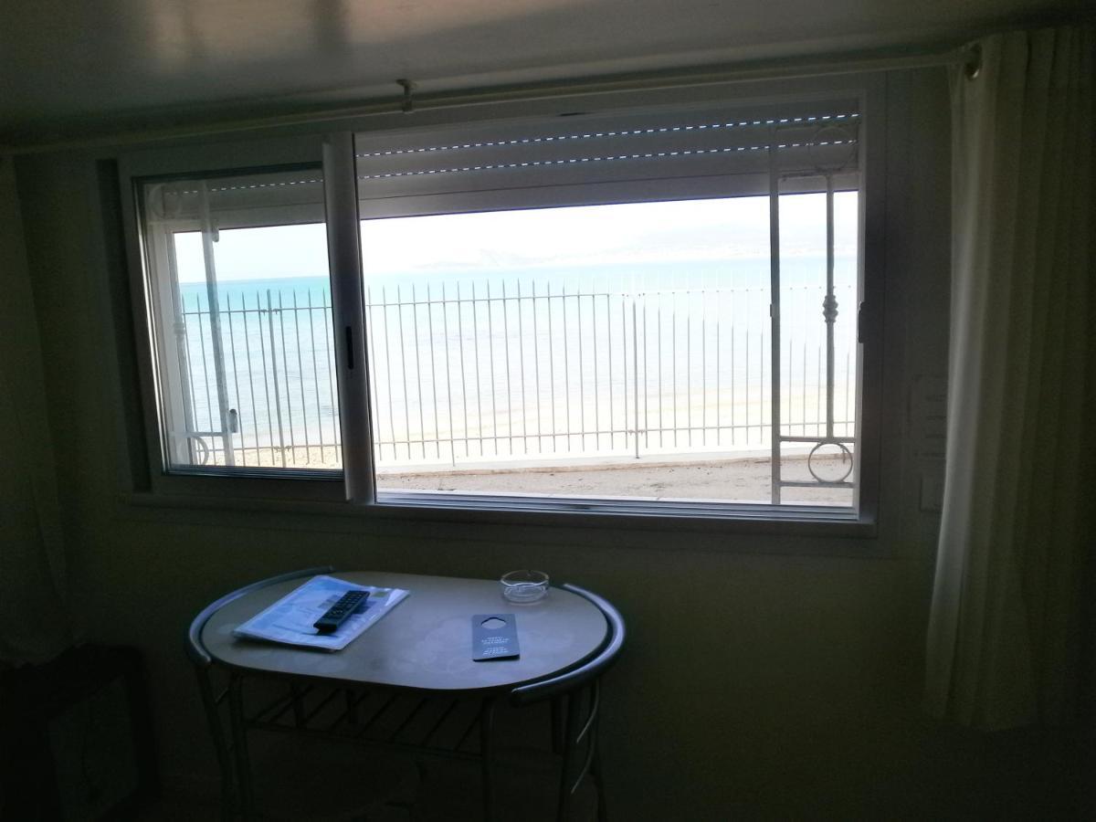 Au Tapis De Sable Hotel Saint-Cyr-sur-Mer Bilik gambar