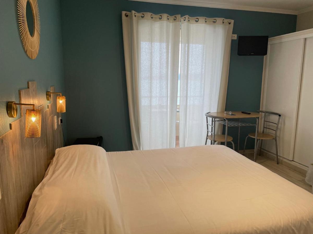 Au Tapis De Sable Hotel Saint-Cyr-sur-Mer Luaran gambar