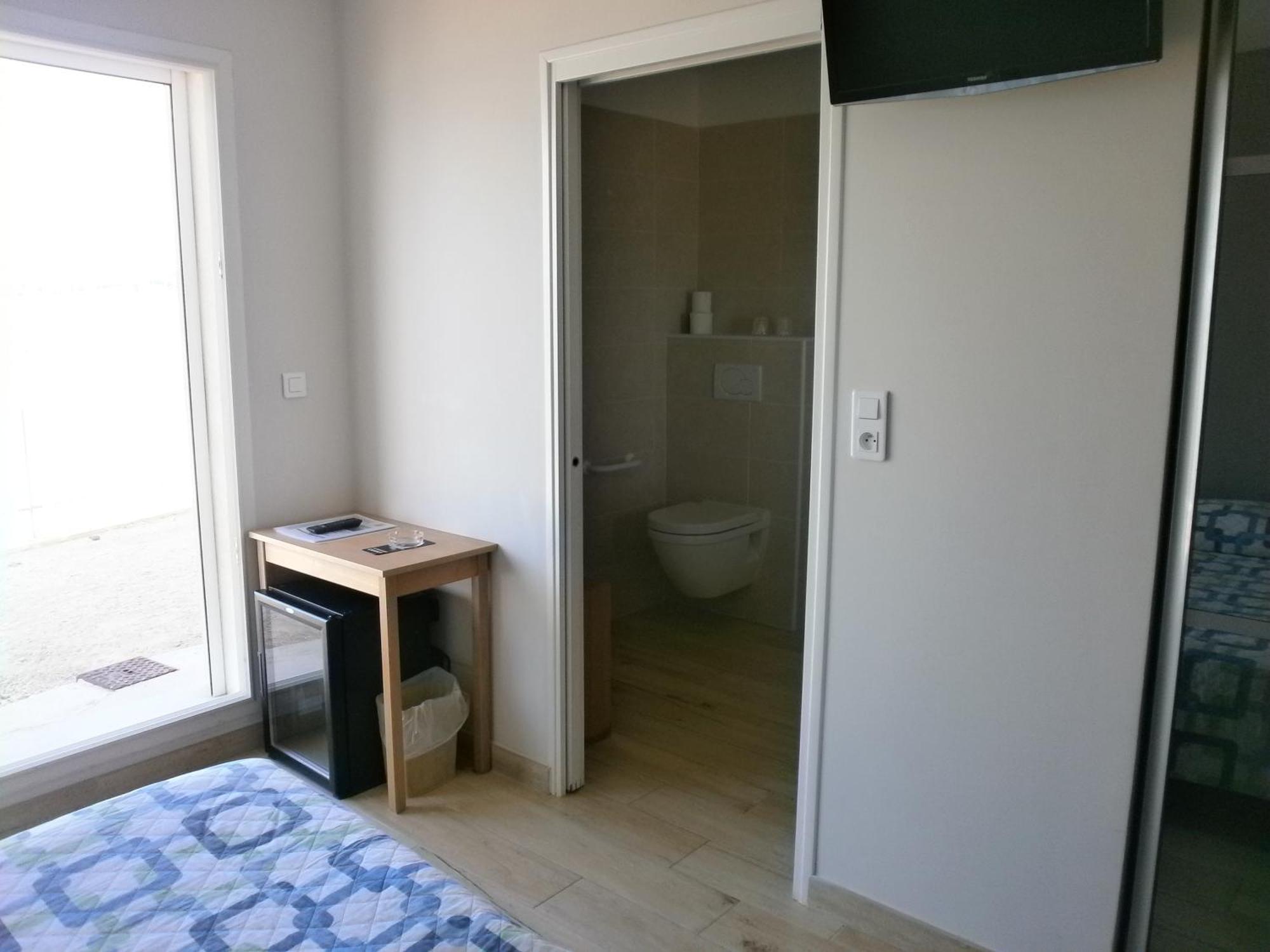 Au Tapis De Sable Hotel Saint-Cyr-sur-Mer Bilik gambar