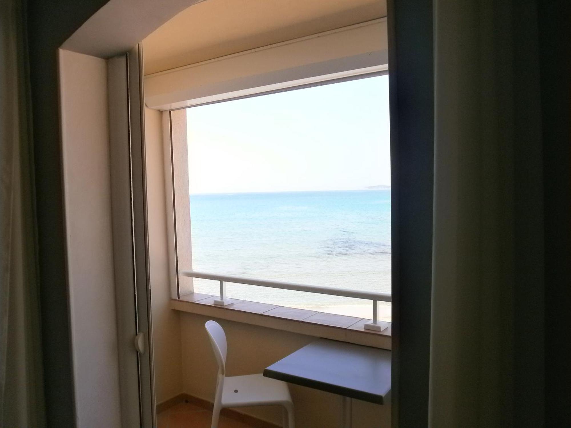 Au Tapis De Sable Hotel Saint-Cyr-sur-Mer Bilik gambar