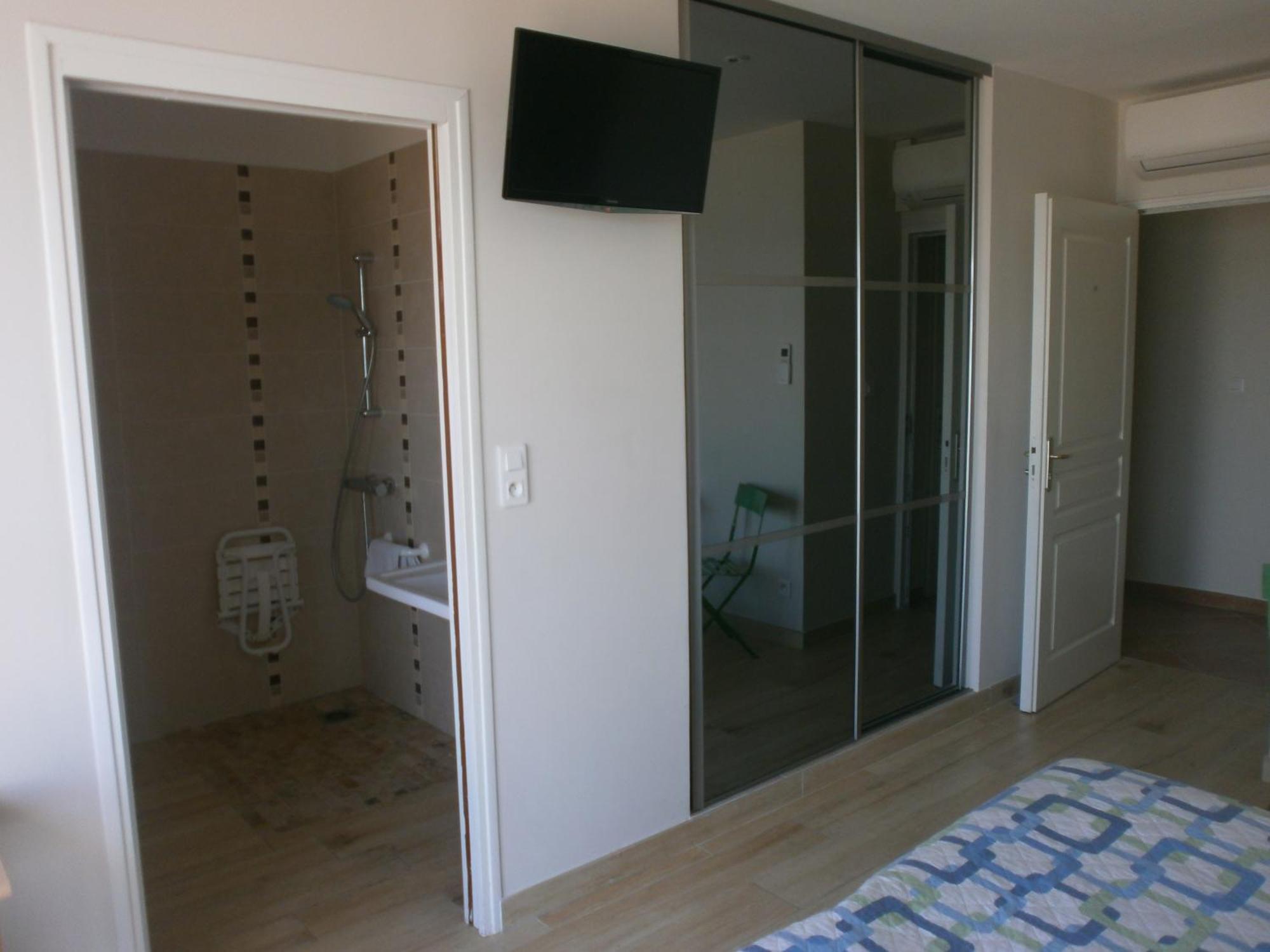 Au Tapis De Sable Hotel Saint-Cyr-sur-Mer Bilik gambar