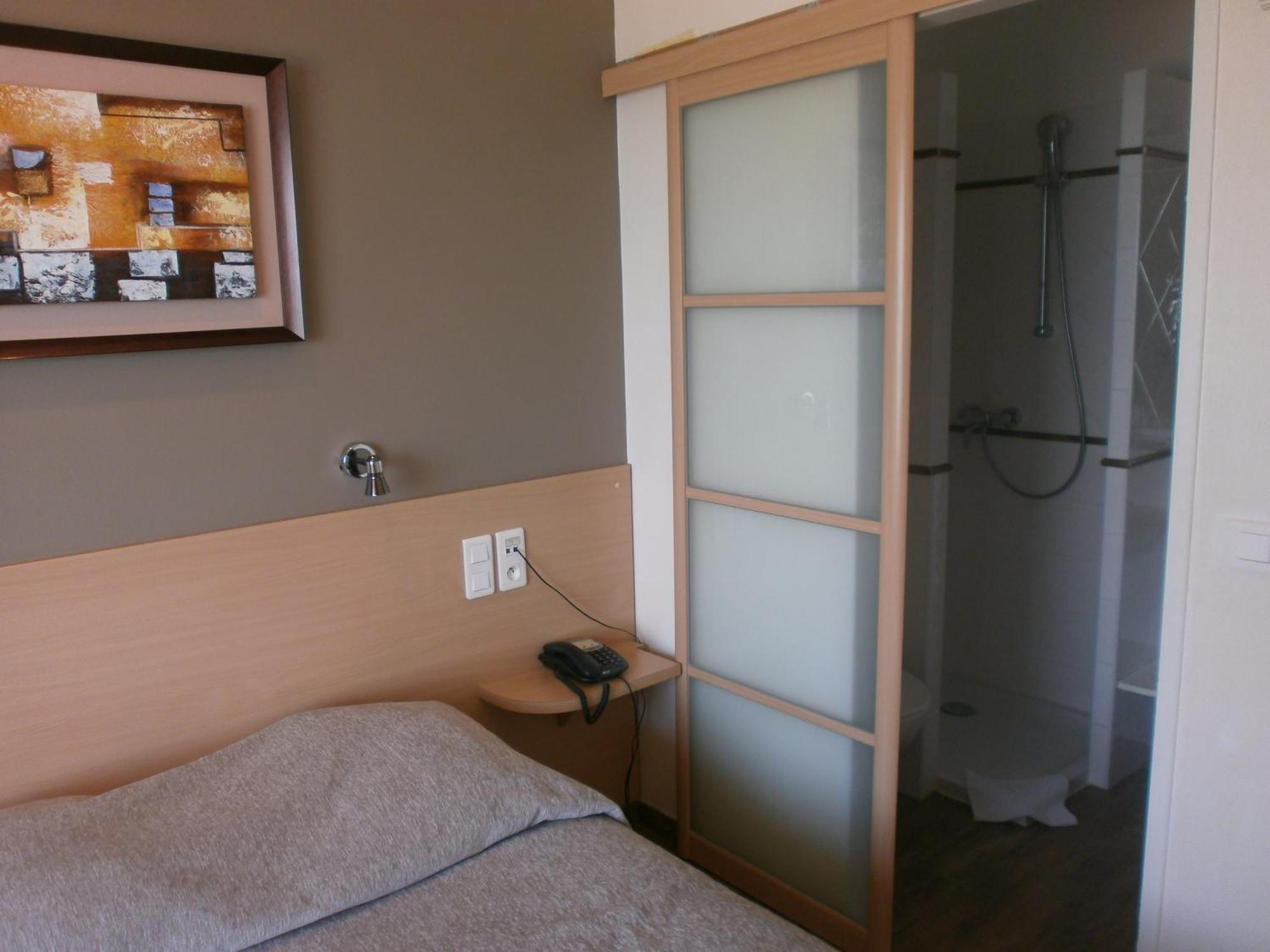 Au Tapis De Sable Hotel Saint-Cyr-sur-Mer Bilik gambar