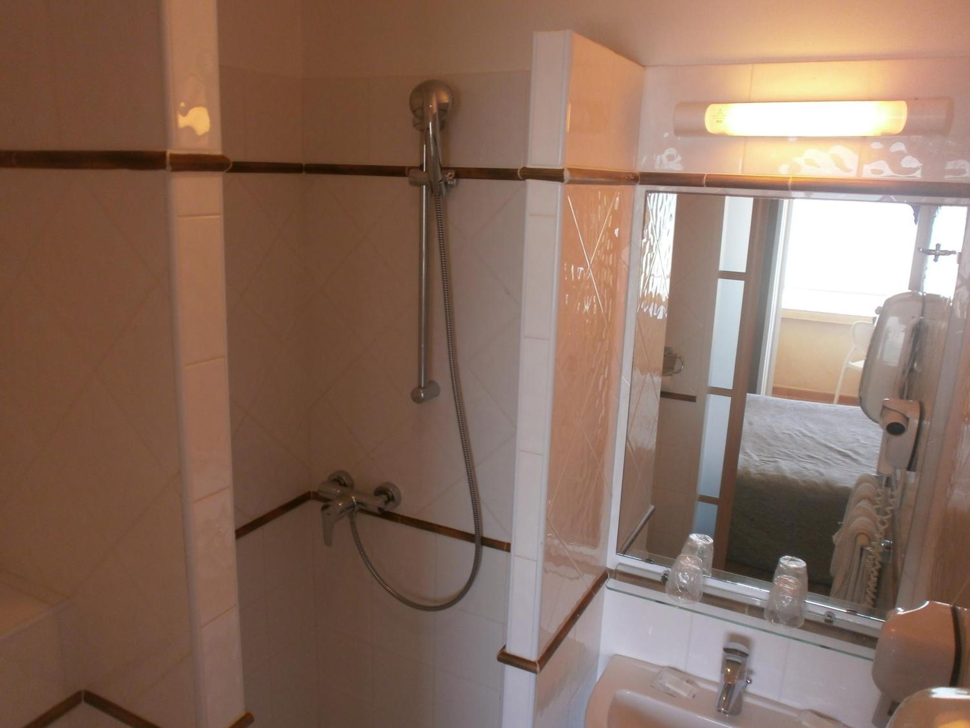 Au Tapis De Sable Hotel Saint-Cyr-sur-Mer Bilik gambar