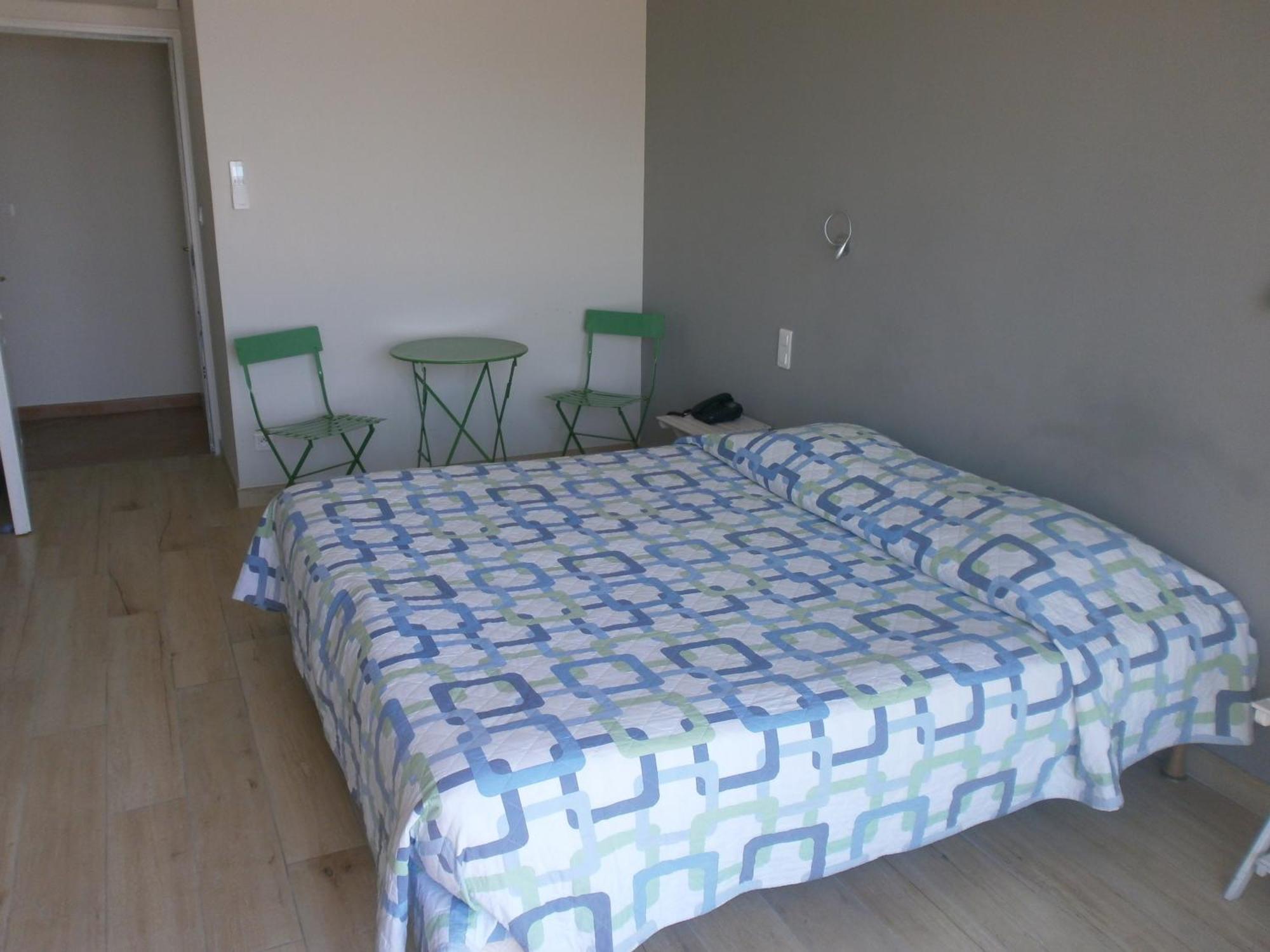 Au Tapis De Sable Hotel Saint-Cyr-sur-Mer Bilik gambar