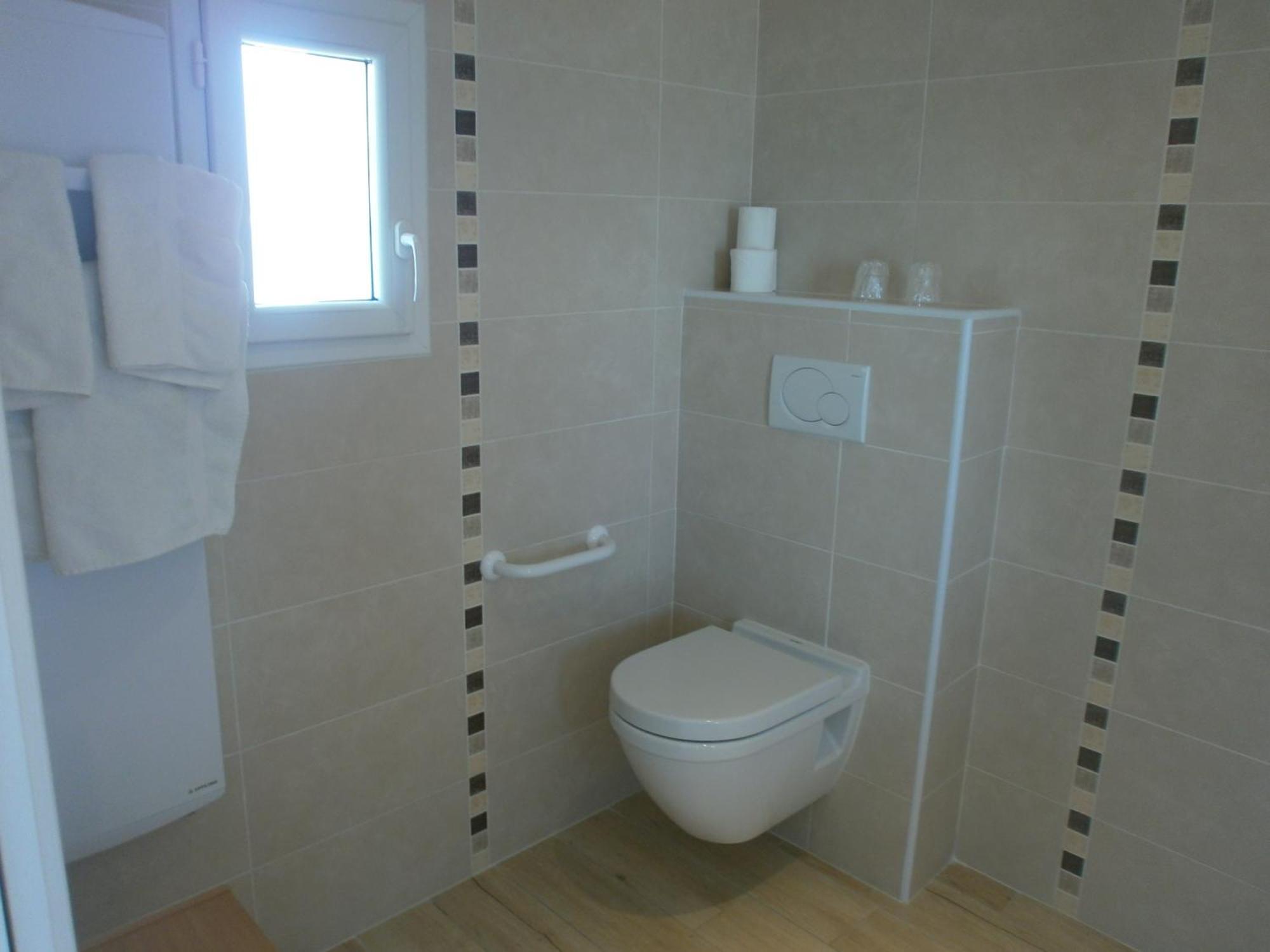Au Tapis De Sable Hotel Saint-Cyr-sur-Mer Bilik gambar