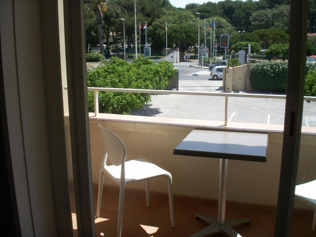 Au Tapis De Sable Hotel Saint-Cyr-sur-Mer Bilik gambar