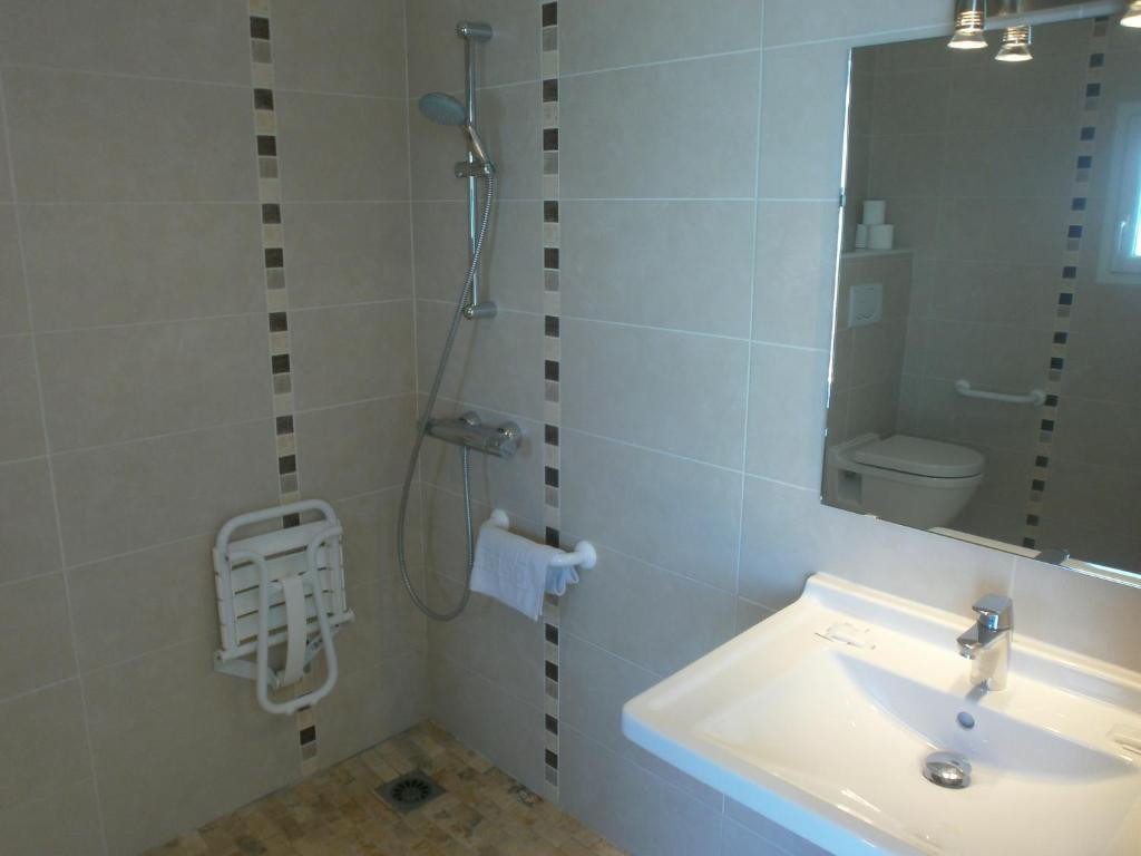 Au Tapis De Sable Hotel Saint-Cyr-sur-Mer Bilik gambar