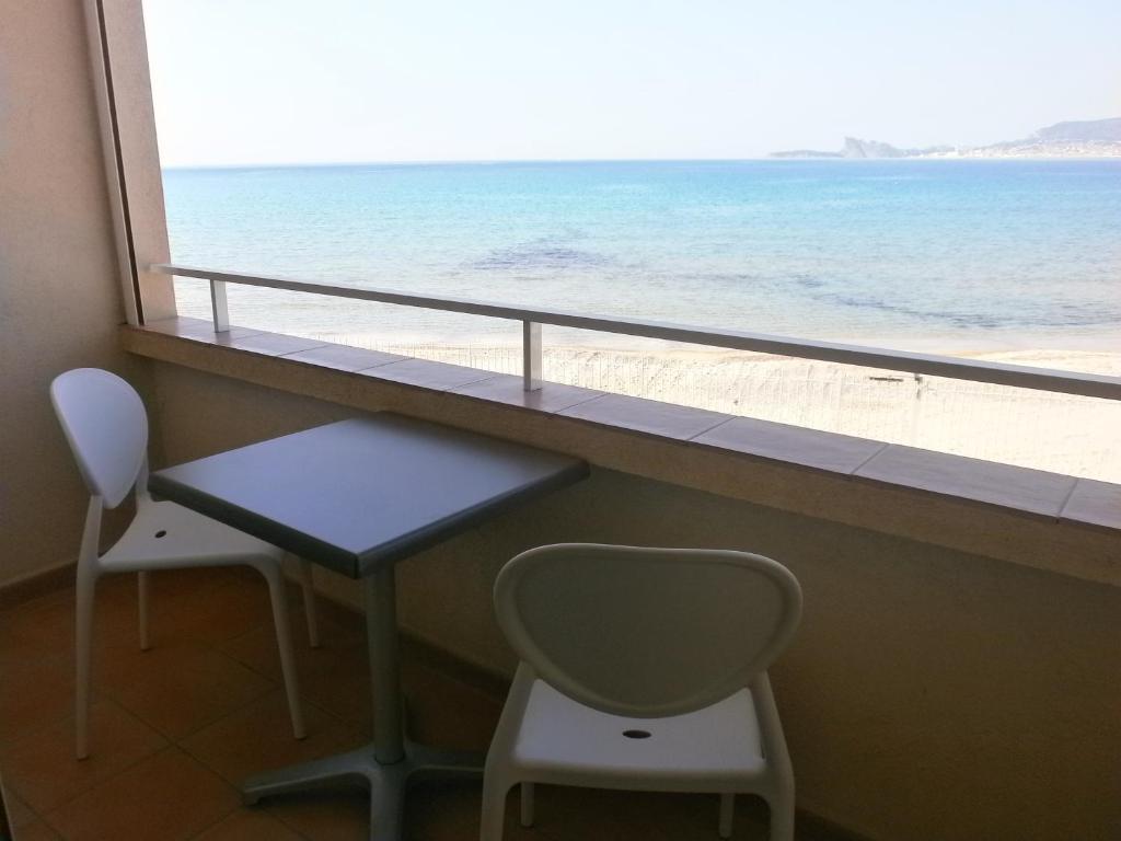 Au Tapis De Sable Hotel Saint-Cyr-sur-Mer Bilik gambar