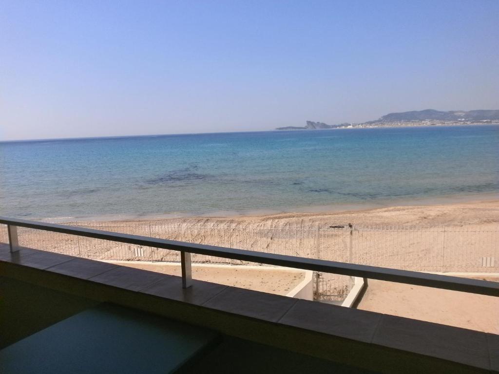 Au Tapis De Sable Hotel Saint-Cyr-sur-Mer Bilik gambar