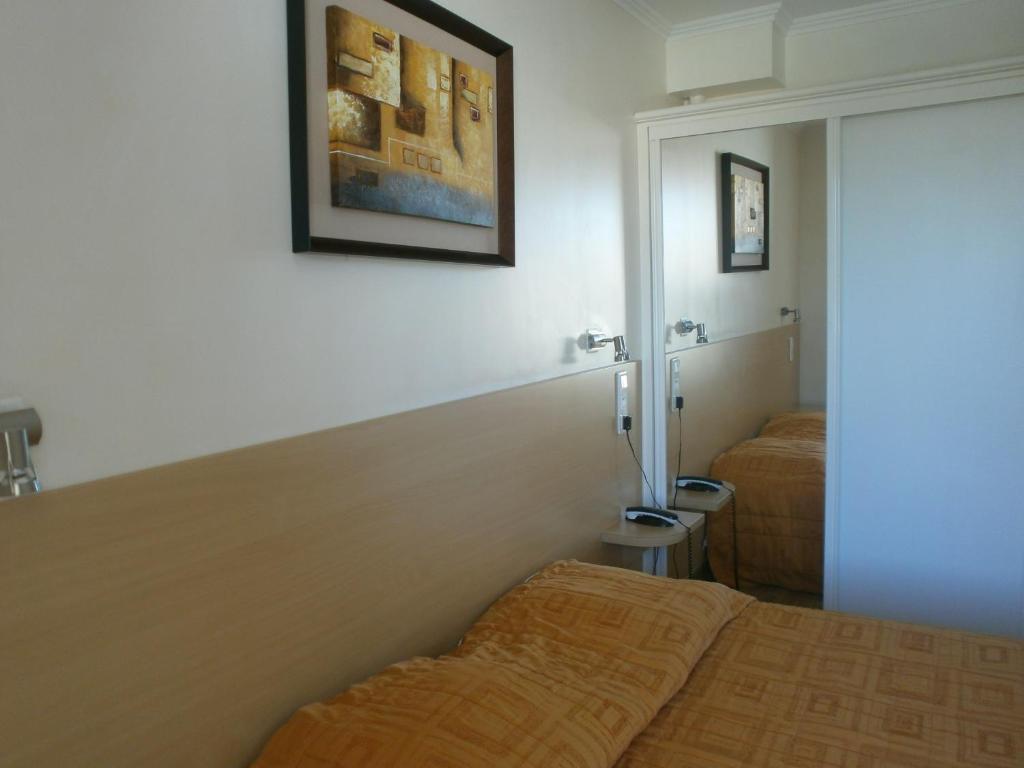 Au Tapis De Sable Hotel Saint-Cyr-sur-Mer Bilik gambar
