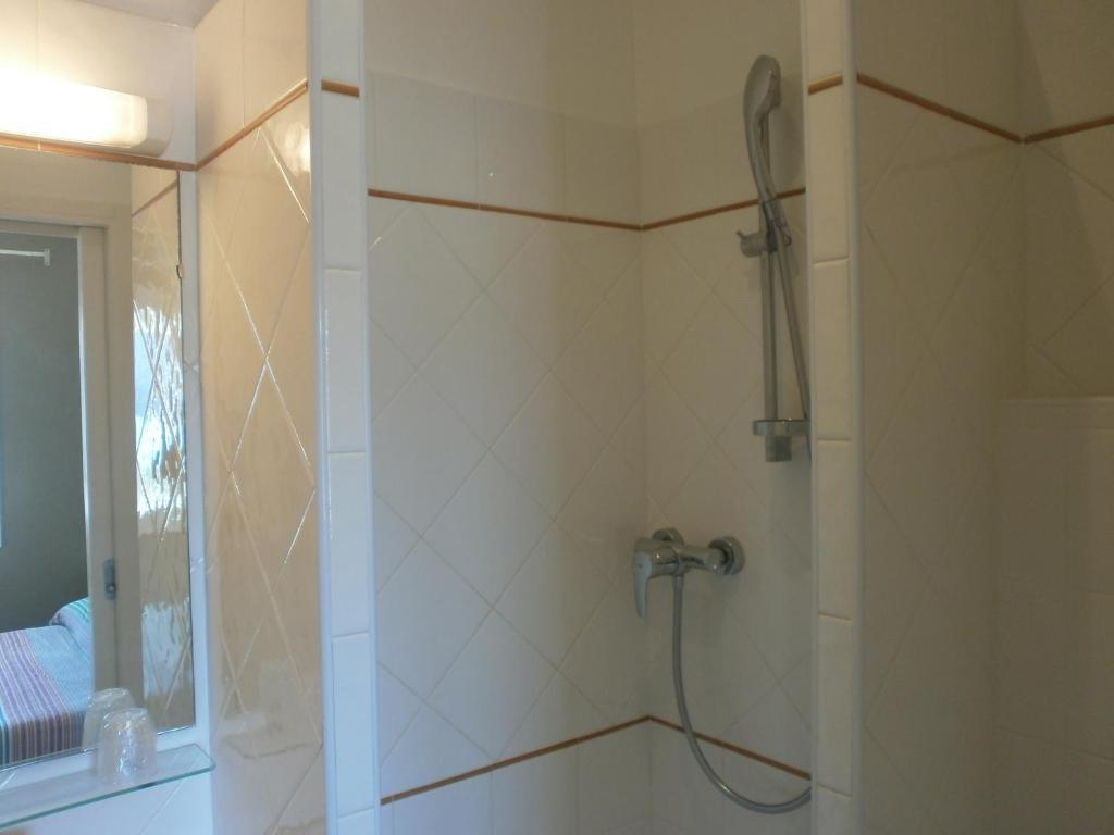Au Tapis De Sable Hotel Saint-Cyr-sur-Mer Bilik gambar