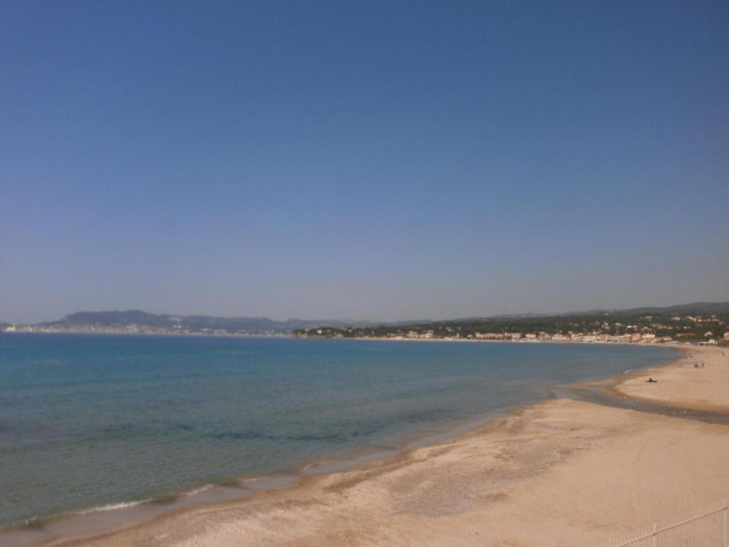 Au Tapis De Sable Hotel Saint-Cyr-sur-Mer Bilik gambar